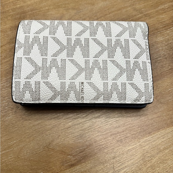 NWOT Michael Kors Jet Set Charm Medium Slim Bifold Wallet, Vanilla & Sky Blue - Picture 3 of 6